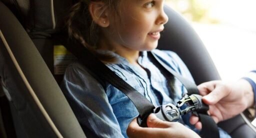 father helping put seat belt 53876 776151 e1744431872491