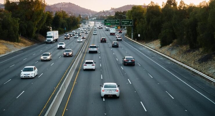 cars street against sky 1048944 21483631 1 e1748402928126